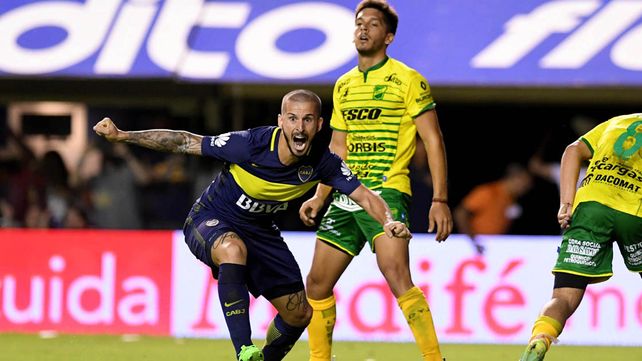 Benedetto arranca su festejo tras definir en el área lo que fue el único gol del partido.