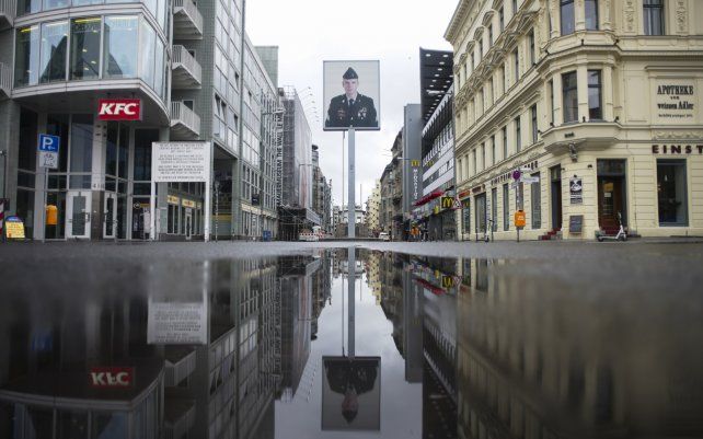 Antiguo Checkpoint Charlie, un paso fronterizo aliado durante la Guerra Fría, en Berlín. Debido a las restricciones de viaje durante la pandemia de coronavirus, ningún turista se reúne en el sitio, uno de los lugares turísticos más populares de Berlín.