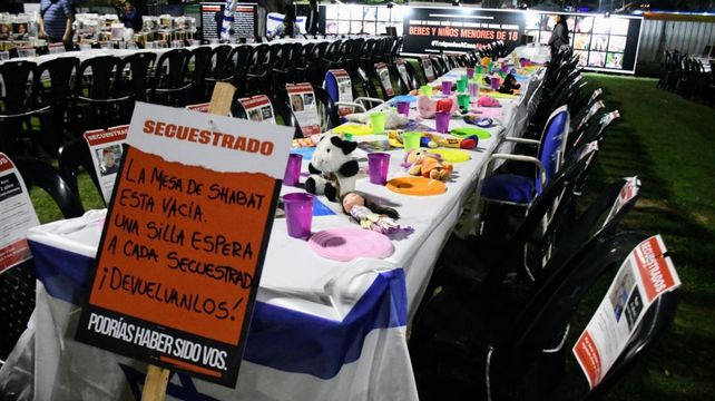 En el stand de Israel en Colectividades se recordó a los argentinos secuestrados por Hamás. 