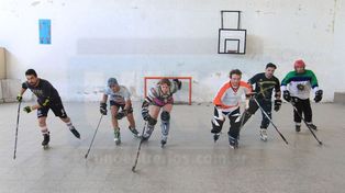 Se disputan torneos mixtos y hay dos categoría: Avanzados y Principiantes.&nbsp; 
