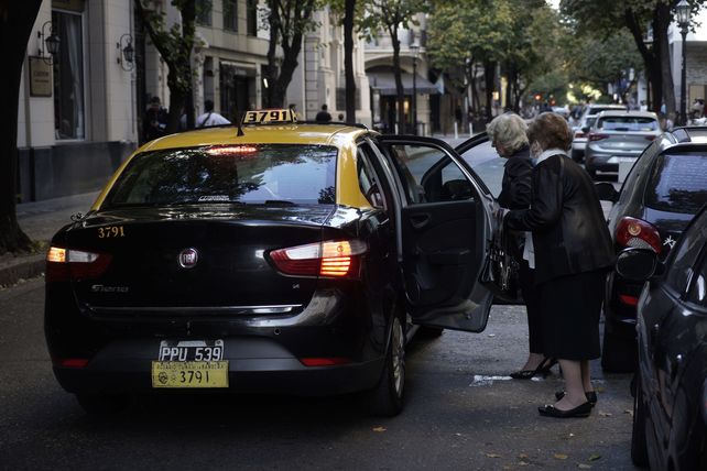 Viajes compartidos en taxi: los choferes piden que se implemente el servicio