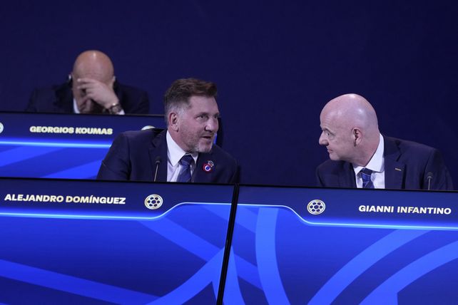 Alejandro Domínguez junto a Gianni Infantino, presidente de la Fifa.