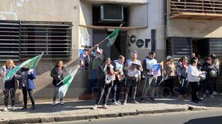 Trabajadores del ICER se apostaron en la puerta de la institución para exigir el pago de sus haberes adeudados y respuestas por parte de las autoridades