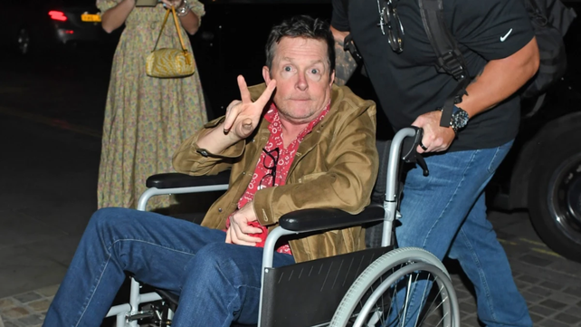 Debido a su larga lucha contra el Parkinson, Michael Fox permanece en silla de ruedas.