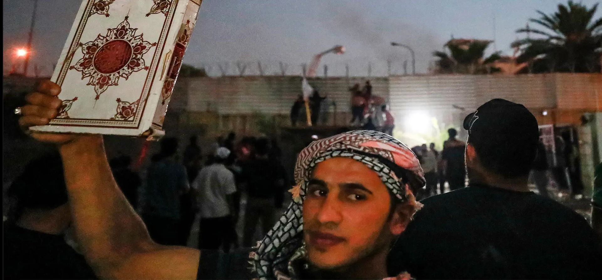 Bagdad, Irak. Un partidario del clérigo chií Moqtada al-Sadr sostiene una copia del Corán mientras él y otros se reúnen para una protesta frente a la embajada sueca. La embajada fue incendiada en respuesta a la quema de una copia del libro. Fotografía: Ahmad Al-Rubaye/AFP/Getty Images Bagdad, Irak. Un partidario del clérigo chií Moqtada al-Sadr sostiene una copia del Corán mientras él y otros se reúnen para una protesta frente a la embajada sueca. La embajada fue incendiada en respuesta a la quema de una copia del libro. Fotografía: Ahmad Al-Rubaye/AFP/Getty Images