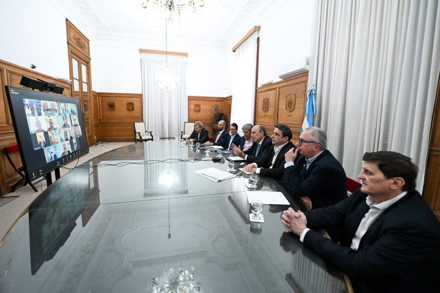 Casa Rosada reunió a los gobernadores, entre ellos Maximiliano Pullaro de Santa Fe, para contener los reclamos