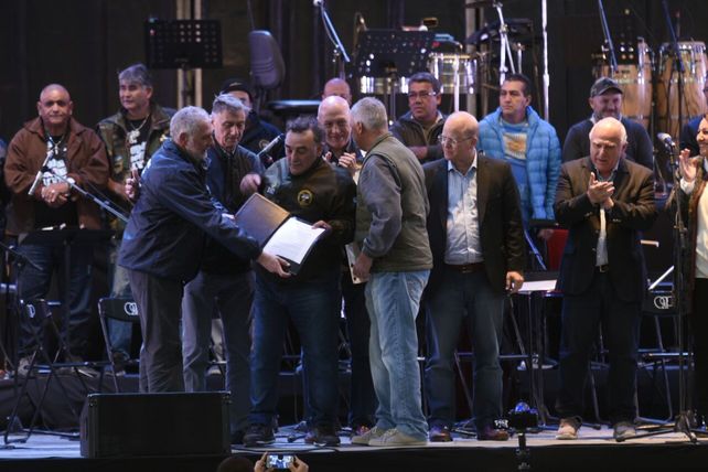 Homenaje. En el acto se entregaron placas de reconocimiento a excombatientes. 