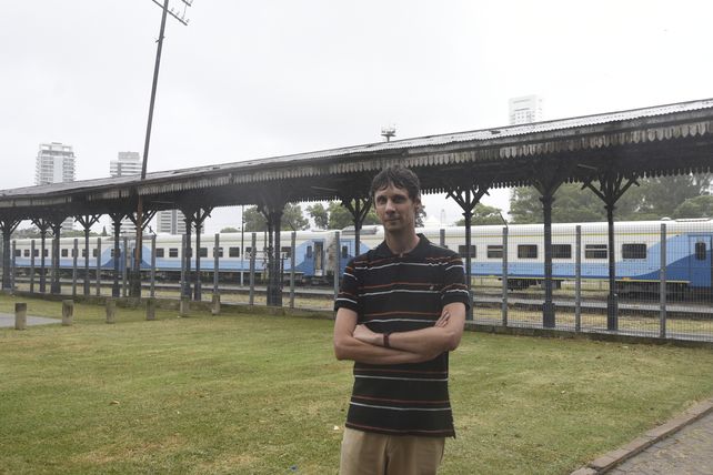 A Damián le provocaba fascinación recorrer la estación ferroviaria de su barrio.