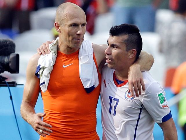 El defensor chileno Gary Medel, con molestias, peligra su participación ante Brasil