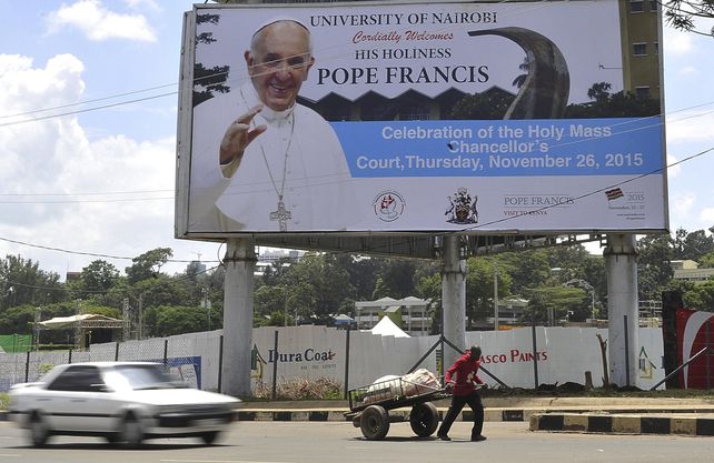 Expectativa. Un gran cartel da la bienvenida al Papa desde una calle de Nairobi