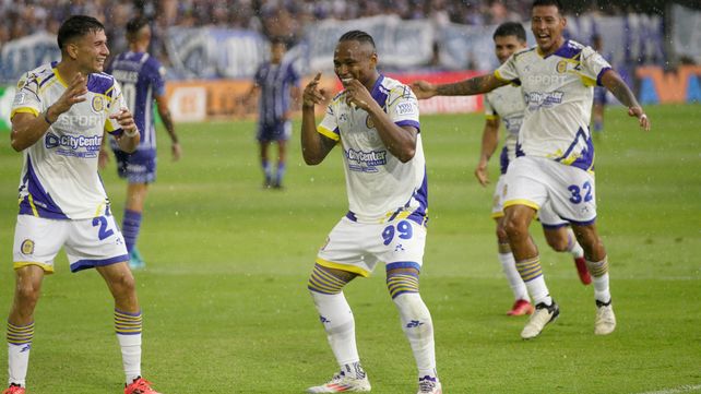 Campaz y Duarte celebran uno de los goles en la victoria ante Godoy Cruz