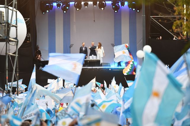 En un multitudinario acto en el Obelisco, Macri llamó a dar vuelta la elección el 27 de octubre