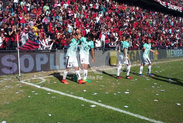 Colón cayó con Gimnasia y el sueño por llegar a la Libertadores se desmorona