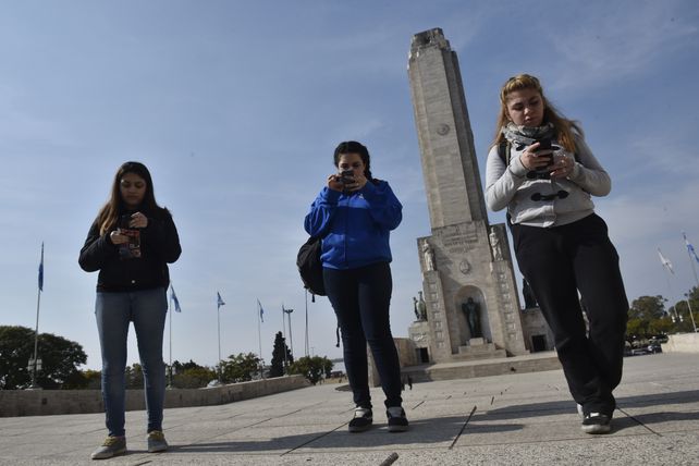 concentradas. En busca de atrapar pokémones en la tradicional escalinata del Monumento a la Bandera.