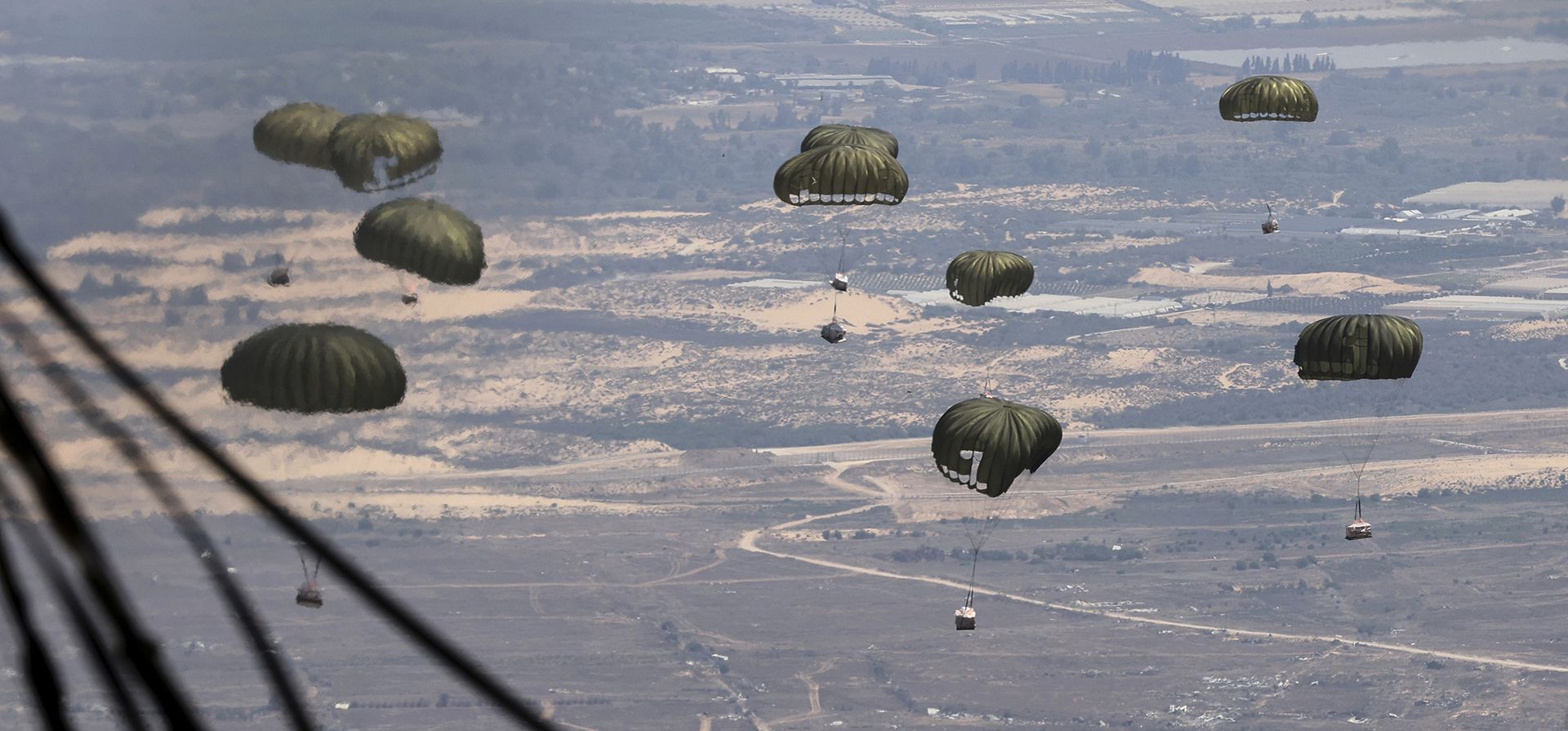 Contenedores de ayuda humanitaria son lanzados desde un avión C-130 de la Fuerza Aérea Jordana a los palestinos en la Franja de Gaza, el jueves 7 de agosto de 2025. (Foto AP/Raad Adayleh) Contenedores de ayuda humanitaria son lanzados desde un avión C-130 de la Fuerza Aérea Jordana a los palestinos en la Franja de Gaza, el jueves 7 de agosto de 2025. (Foto AP/Raad Adayleh)