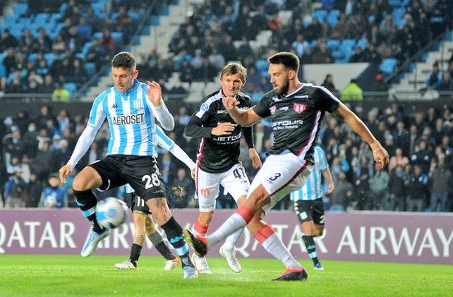 Brunelli despeja ante Chancalay. Racing quedó eliminado en casa.
