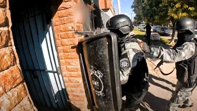Autos incendiados: detienen a tres personas ligadas a Alan Funes y secuestran utilitario captado por cámaras