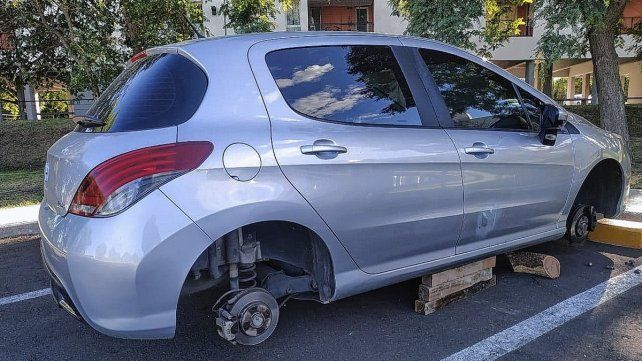 Ladrones dejaron un auto sin ruedas en el barrio Procrear