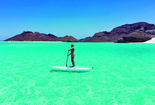Playa Balandra es una playa y área natural protegida, famosa por su hongo rocoso y el color de sus aguas.