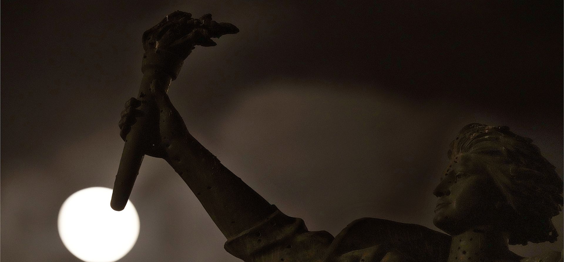 La luna llena sale más allá de la estatua de los Mártires, en el centro de Beirut, Líbano, el miércoles 30 de agosto de 2023. (Foto AP/Hussein Malla)