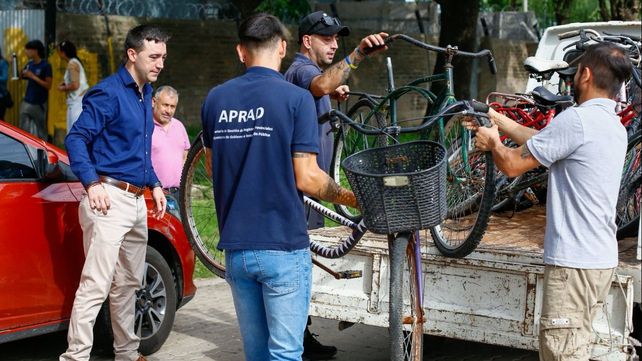 Los alumnos de la escuela técnica de Pérez van a reparar las bicicletas y las reasignarán a los chicos que más las necesiten.