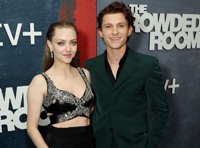 Amanda Seyfried y Tom Holland. La actriz interpreta a la oficial que descubre los oscuros secretos del acusado.