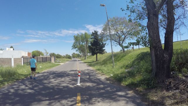 Un caminante eligió ir por afuera del circuito. 