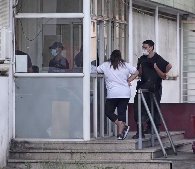 Los familiares esperan el parte médico en la garita de vigilancia del Hospital Roque Sáenz peña.