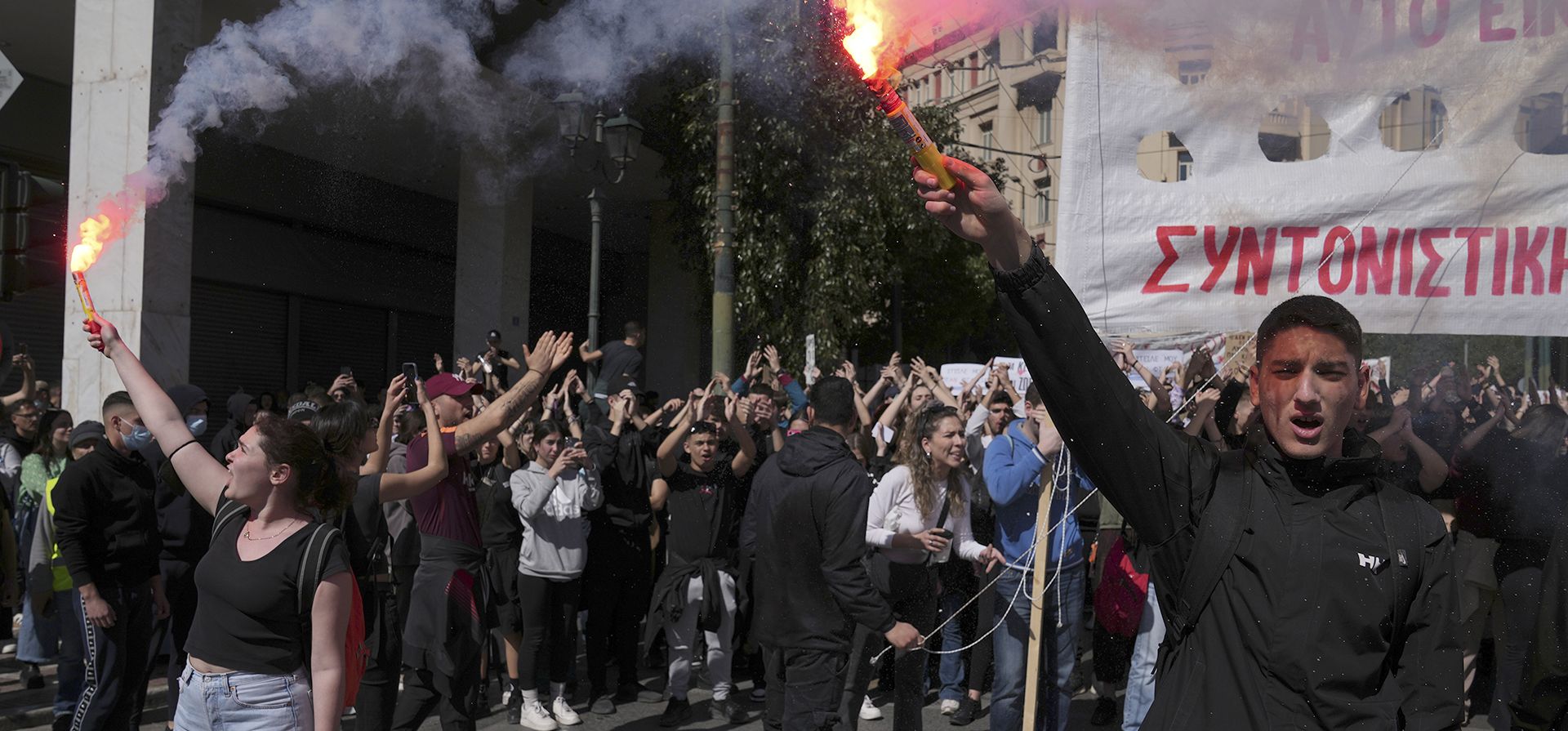 Estudiantes universitarios sostienen bengalas durante una manifestación, en el tercer y último día de un debate de moción de censura contra el gobierno conservador en el Parlamento por un desastre ferroviario mortal hace casi dos años, en Atenas, Grecia, el viernes 7 de marzo de 2025. (Foto AP/Thanassis Stavrakis) Estudiantes universitarios sostienen bengalas durante una manifestación, en el tercer y último día de un debate de moción de censura contra el gobierno conservador en el Parlamento por un desastre ferroviario mortal hace casi dos años, en Atenas, Grecia, el viernes 7 de marzo de 2025. (Foto AP/Thanassis Stavrakis)