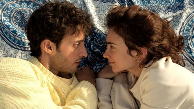 La nueva miniserie de Netflix explora las relaciones al interior de un grupo de amigos que emprende un viaje