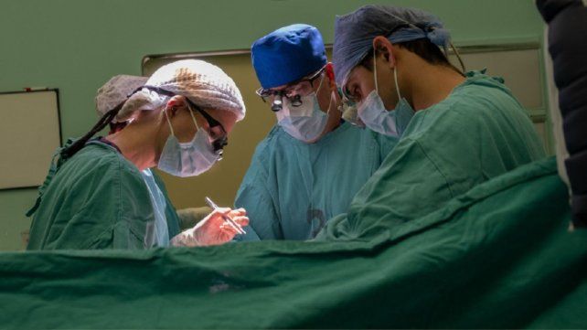 El equipo del Hospital Garrahan pudo realizar la cirugía compleja de extirpación de un neuroblastoma a un niño de ocho años