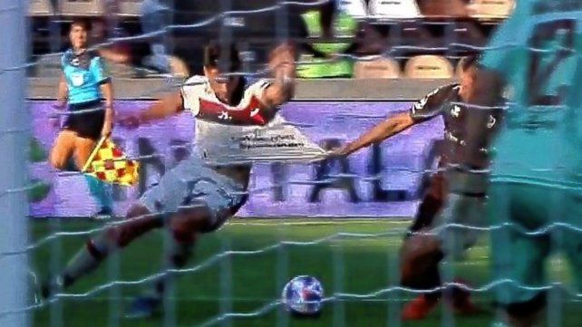 El polémico agarrón a Pierotti por el que Colón pidió penal