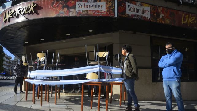 Hoteleros y gastronómicos sacan mesas, camas y vajillas a la calle