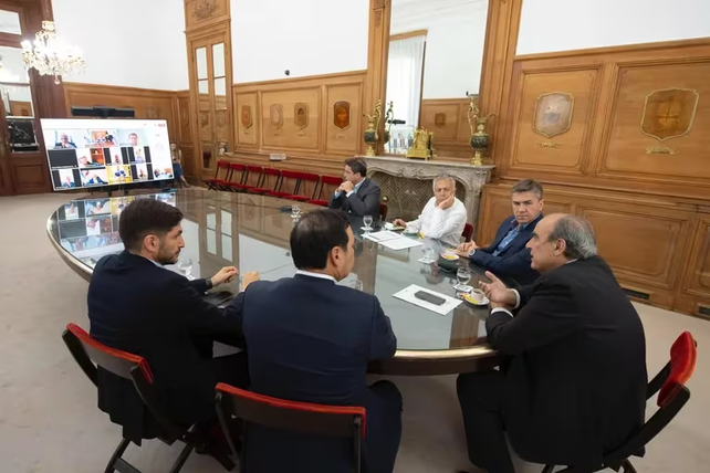 El viernes Pullaro y otros mandatarios se reunieron con el principal articulador político de Milei, el ministro del Interior, Guillermo Francos. 