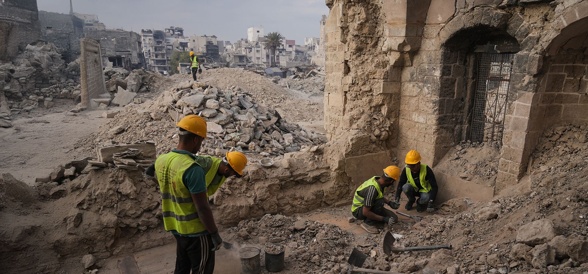 Trabajadores del Centro para la Preservación del Patrimonio Cultural realizan labores de restauración y buscan artefactos desaparecidos en el histórico Palacio Pasha de la ciudad de Gaza, después de que un ataque aéreo israelí dañara gravemente el edificio durante la guerra en la Franja de Gaza, el jueves 13 de noviembre de 2025. (Foto AP/Jehad Alshrafi) Trabajadores del Centro para la Preservación del Patrimonio Cultural realizan labores de restauración y buscan artefactos desaparecidos en el histórico Palacio Pasha de la ciudad de Gaza, después de que un ataque aéreo israelí dañara gravemente el edificio durante la guerra en la Franja de Gaza, el jueves 13 de noviembre de 2025. (Foto AP/Jehad Alshrafi)