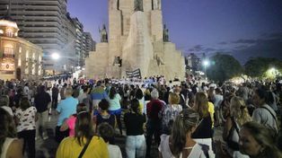 Una multitud se dio cita en el Monumento.