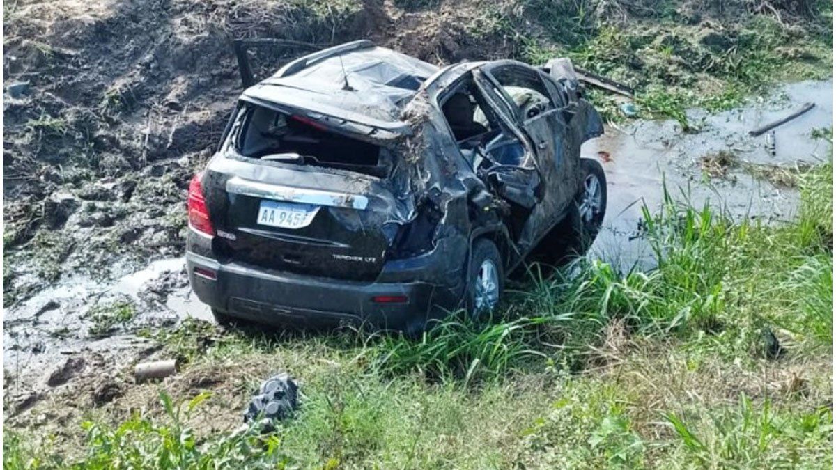 Concordia chocó una columna y cayó a un zanjón