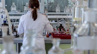 Investigación y desarrollo. Los salarios en el sector se encuentran 2,1% por debajo del nivel de 2023.