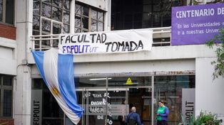 La toma de estudiantes se desarrolla en la Facultad de Ciencia Política de la UNR.
