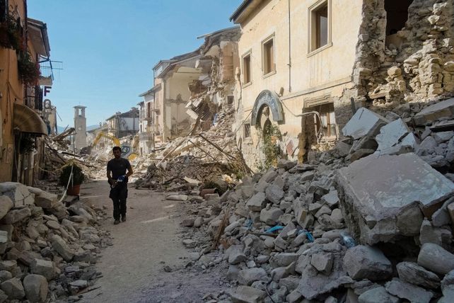 La vieja torre del campanario es todo lo que se mantiene en pie de una calle completa de Amatrice.