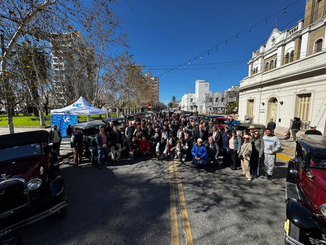 El atractivo de los automóviles antiguos contagió de entusiasmo a los villenses que se acercaron a compartir anécdotas y recuerdos.