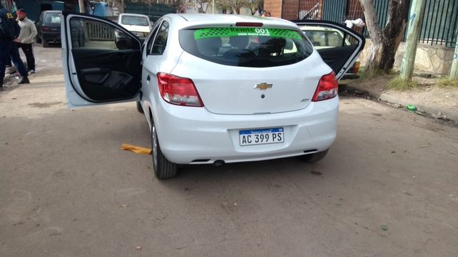 Hay tres detenidos por la balacera y asalto a un remisero