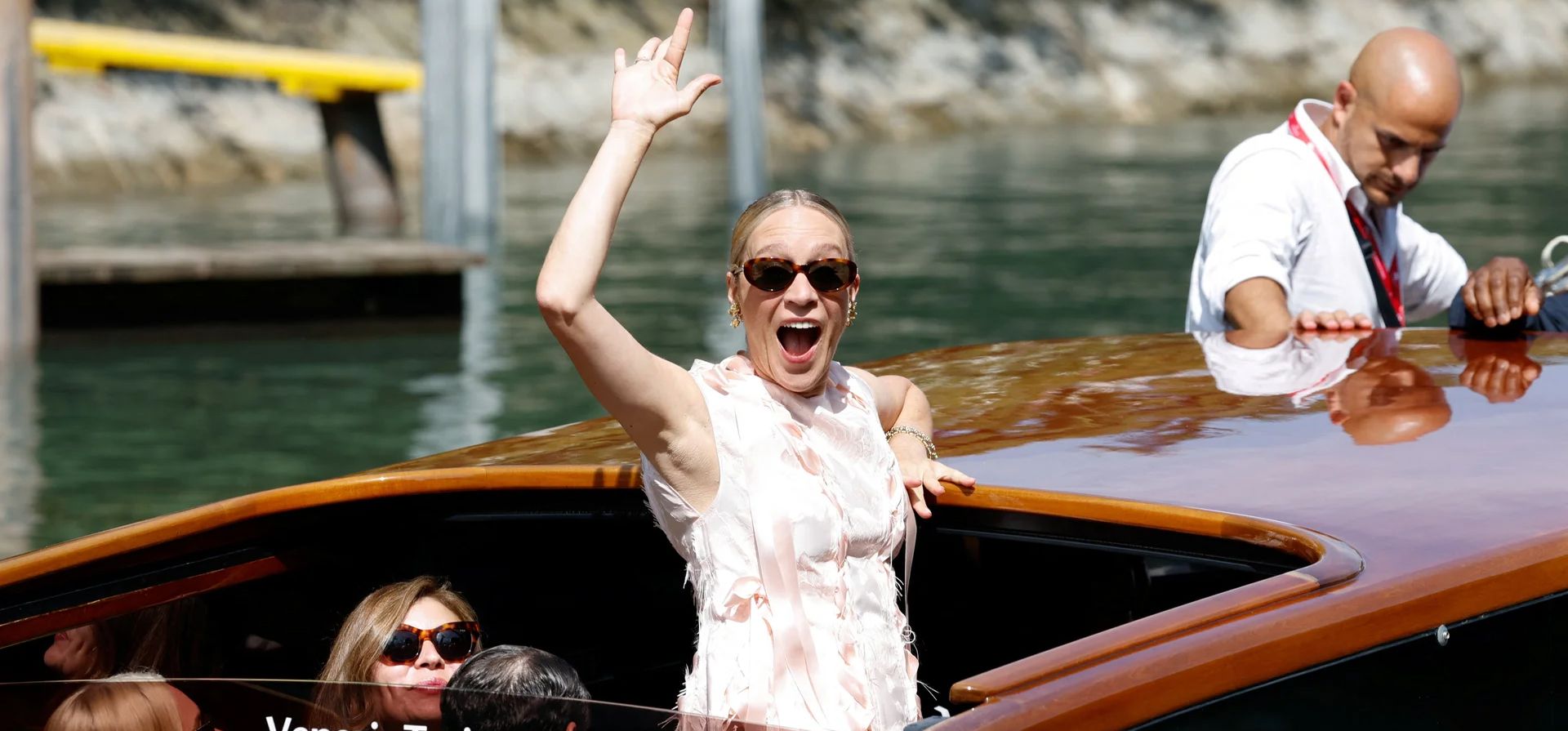 Chloë Sevigny saluda desde un barco taxi mientras sale de un photocall para After the Hunt en el Festival de Cine de Venecia, Venecia, Italia. Fotografía: Remo Casilli/Reuters Chloë Sevigny saluda desde un barco taxi mientras sale de un photocall para After the Hunt en el Festival de Cine de Venecia, Venecia, Italia. Fotografía: Remo Casilli/Reuters