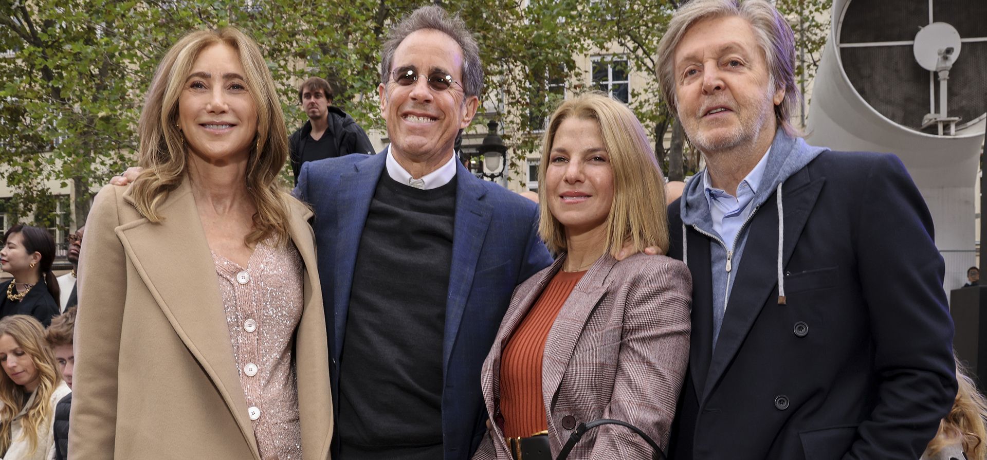 Nancy Shevell, de izquierda a derecha, Jerry Seinfeld, Jessica Seinfeld y Paul McCartney asisten a la colección de moda prêt-à-porter Primavera/Verano 2023 de Stella McCartney presentada el lunes 3 de octubre de 2022 en París.