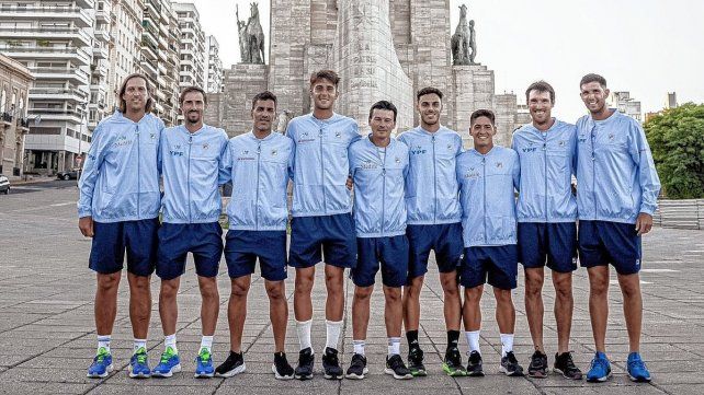 El equipo argentino de Copa Davis se sacó la foto oficial en el Monumento a la Bandera.