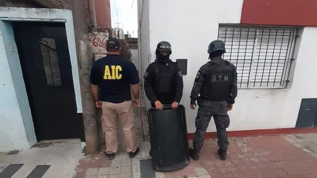 Los efectivos de la AIC en el lugar donde arrestaron al menor.&nbsp;