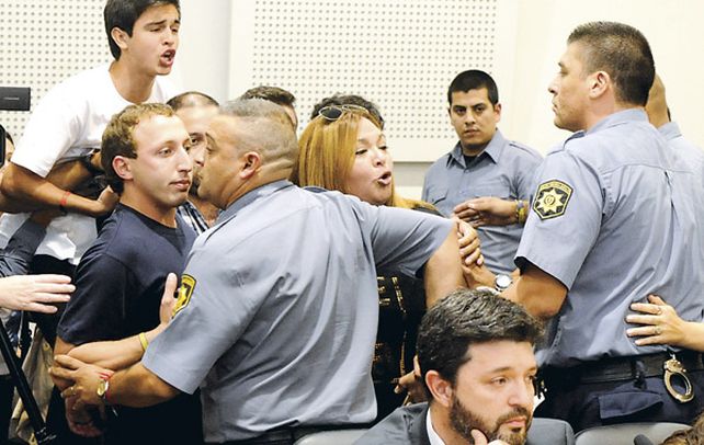 Virulencia. Hubo forcejeos en el momento en que la gente se quiso abalanzar contra Gómez. (foto: Gustavo de los Ríos)