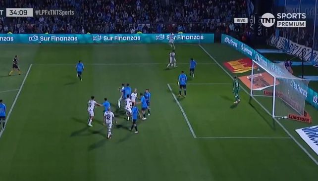 La jugada en la que Banega recibe tras la ejecución del córner. Después hubo mano de Sporle