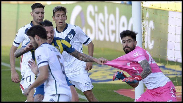 Damian Martínez Toma de la camiseta a Hoyos.