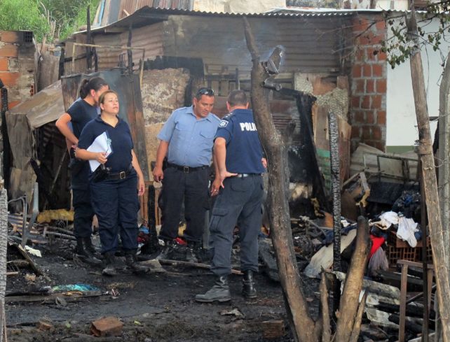 Una mujer y sus tres pequeños hijos murieron al incendiarse su casa en Granadero Baigorria